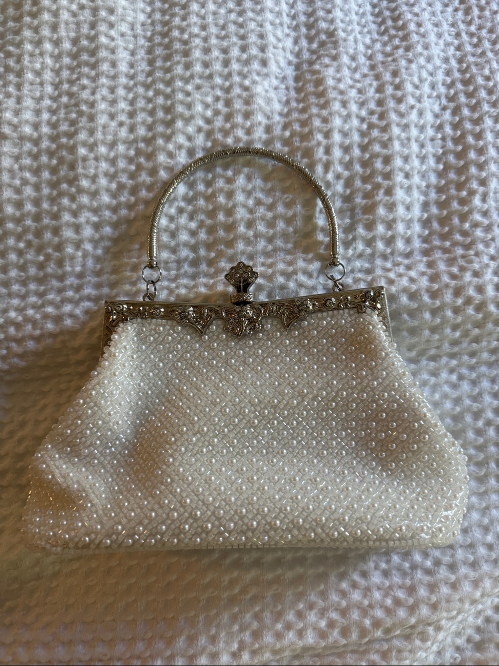 Pearl-Embellished White Evening Bag with Silver Chain